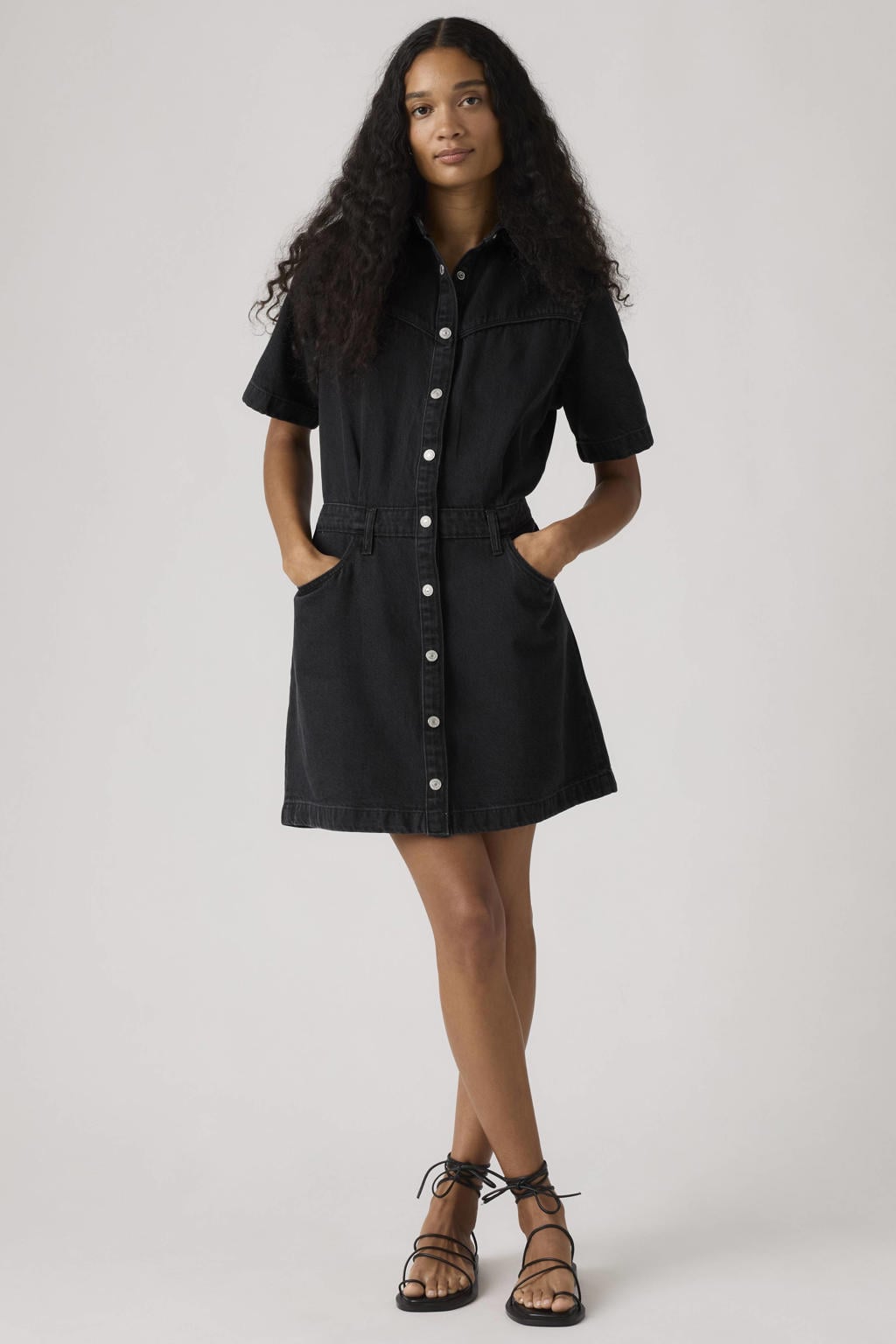 Black denim dames Levi's spijkerjurk black van denim met effen, korte mouwen, klassieke kraag en knoopsluiting