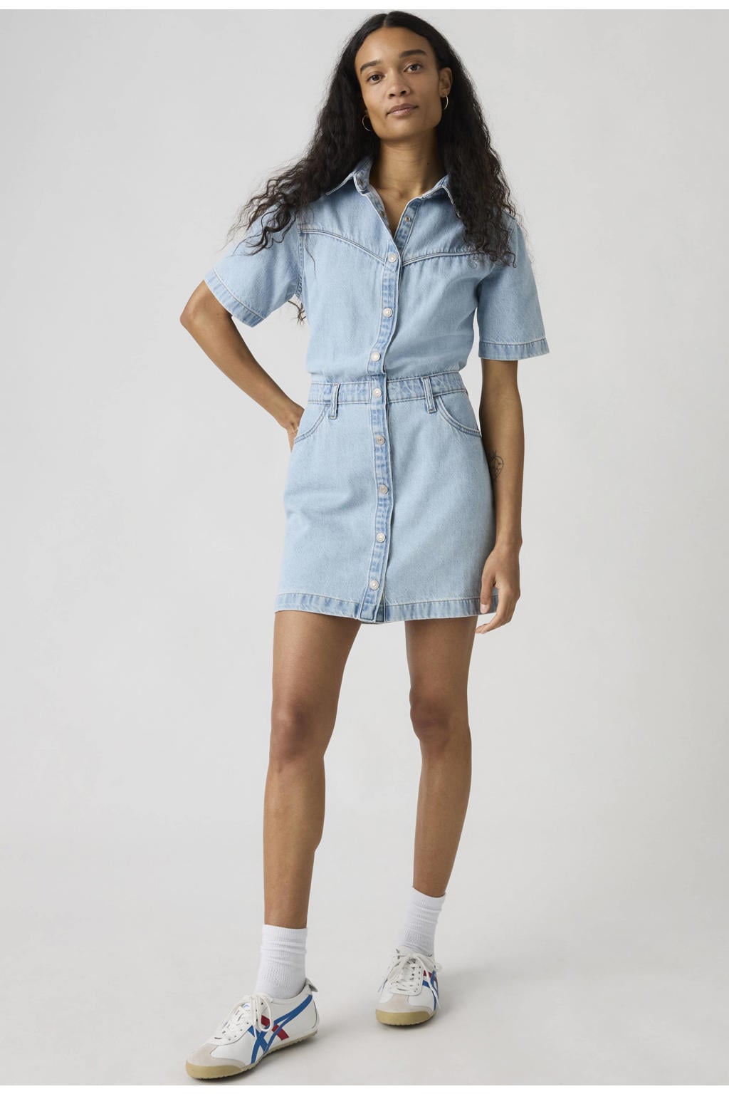 Light blue denim dames Levi's spijkerjurk van denim met effen, korte mouwen, klassieke kraag en knoopsluiting