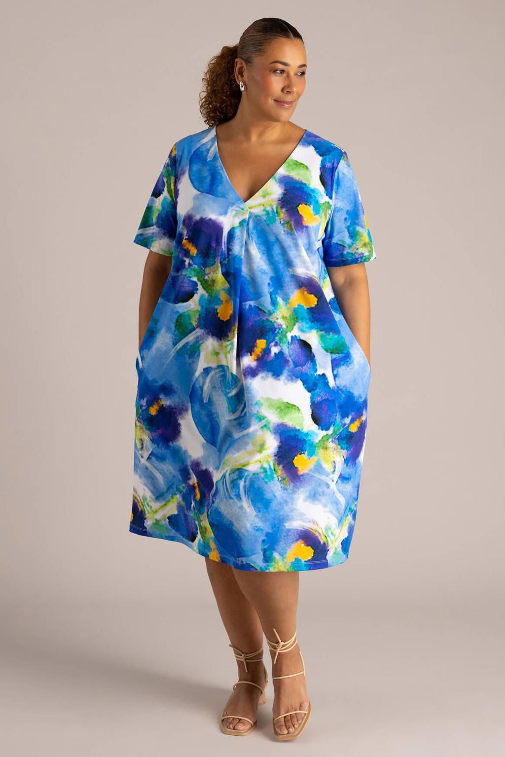 Blauw, geel en witte dames Colletta gebloemde midi jurk met korte mouwen en V-hals