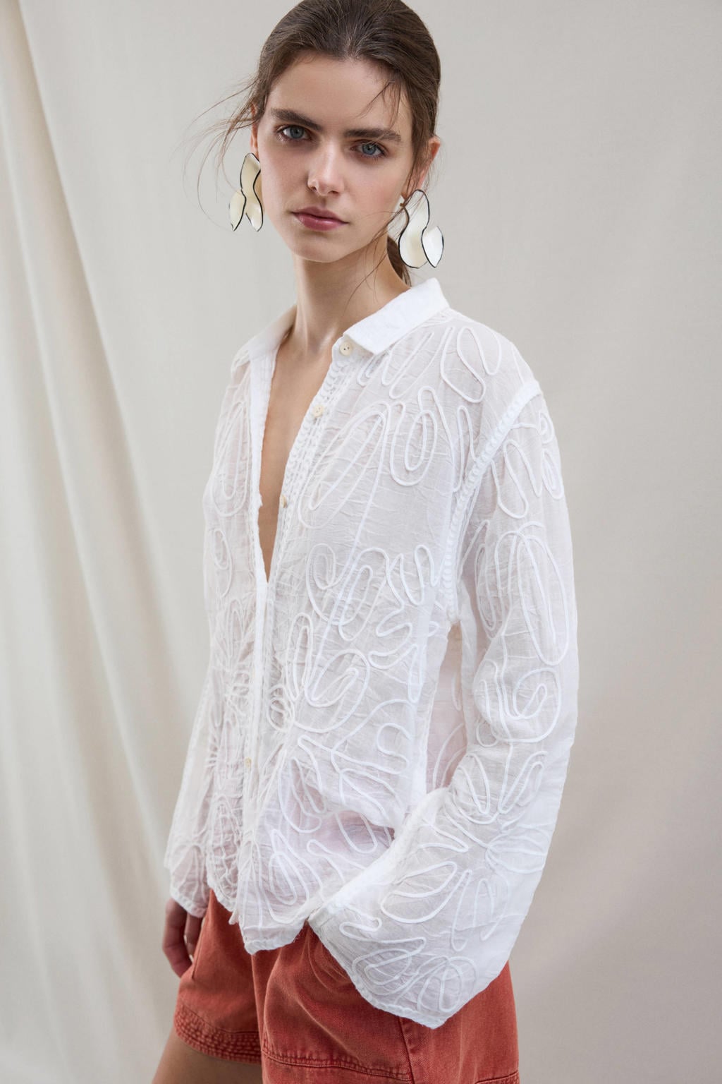 Witte dames VILA blouse van katoen met effen, lange mouwen, klassieke kraag, knoopsluiting en borduursels