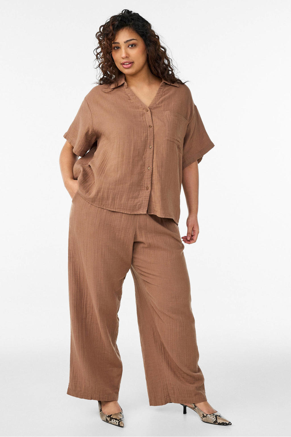 Bruine dames Zizzi blouse van katoen met effen, half lange mouwen, V-hals, knoopsluiting en crinkle cotton