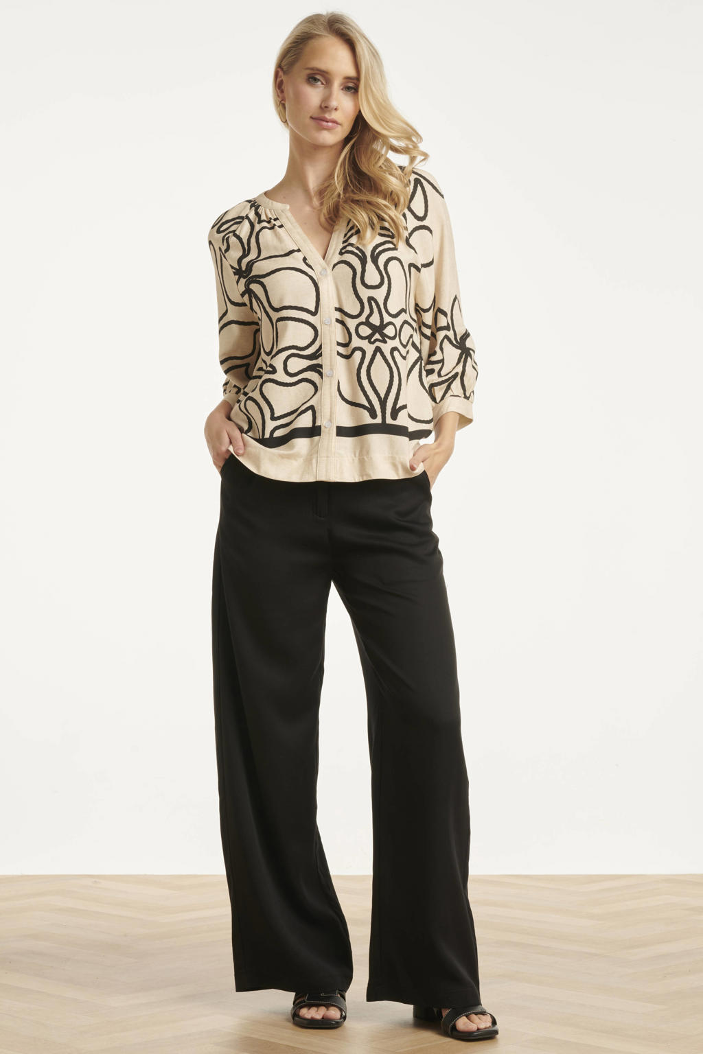 Ecru en zwarte dames Smashed Lemon gebloemde blouse van rayon met driekwart mouwen, klassieke kraag en knoopsluiting