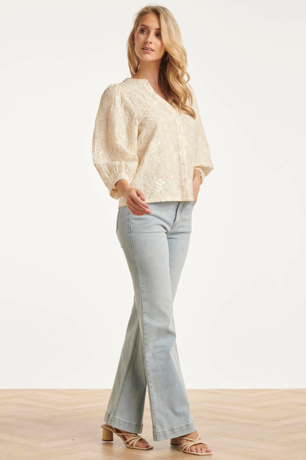 Ecru dames Smashed Lemon gebloemde blouse van rayon met driekwart mouwen, V-hals en knoopsluiting