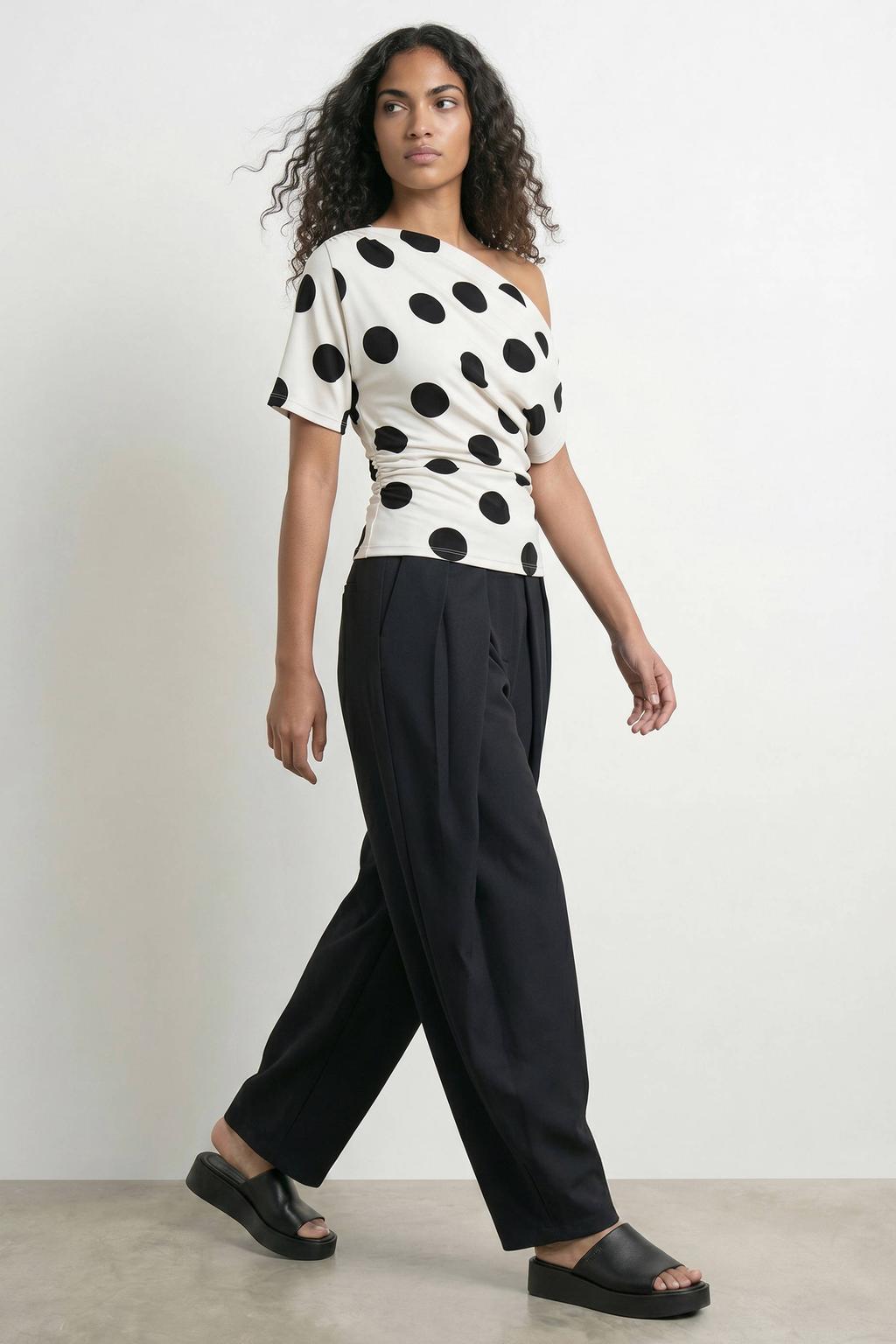 Ecru en zwarte dames HYPEDROP one shoulder top van polyester met stippenprint en korte mouwen