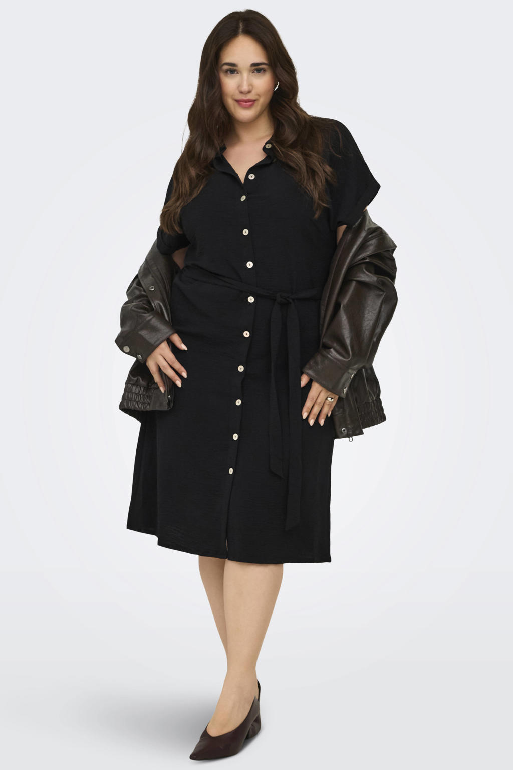 Zwarte dames ONLY CARMAKOMA blousejurk van polyester met effen, korte mouwen, klassieke kraag, knoopsluiting en ceintuur