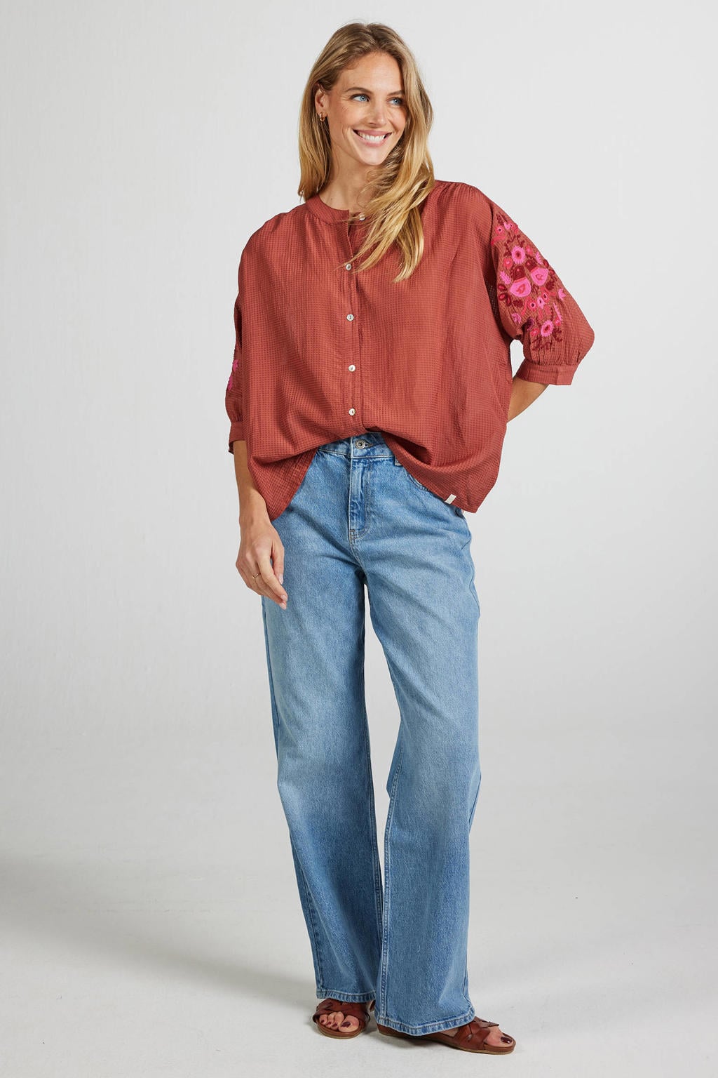 Roodbruine dames Didi blouse bruin van katoen met effen, half lange mouwen, ronde hals, knoopsluiting en borduursels