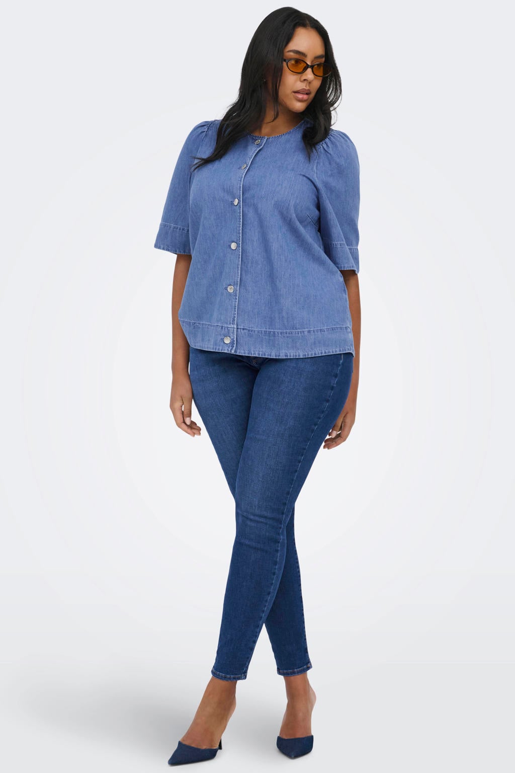 Lichtblauwe dames ONLY CARMAKOMA blouse van denim met effen, korte mouwen, ronde hals en knoopsluiting