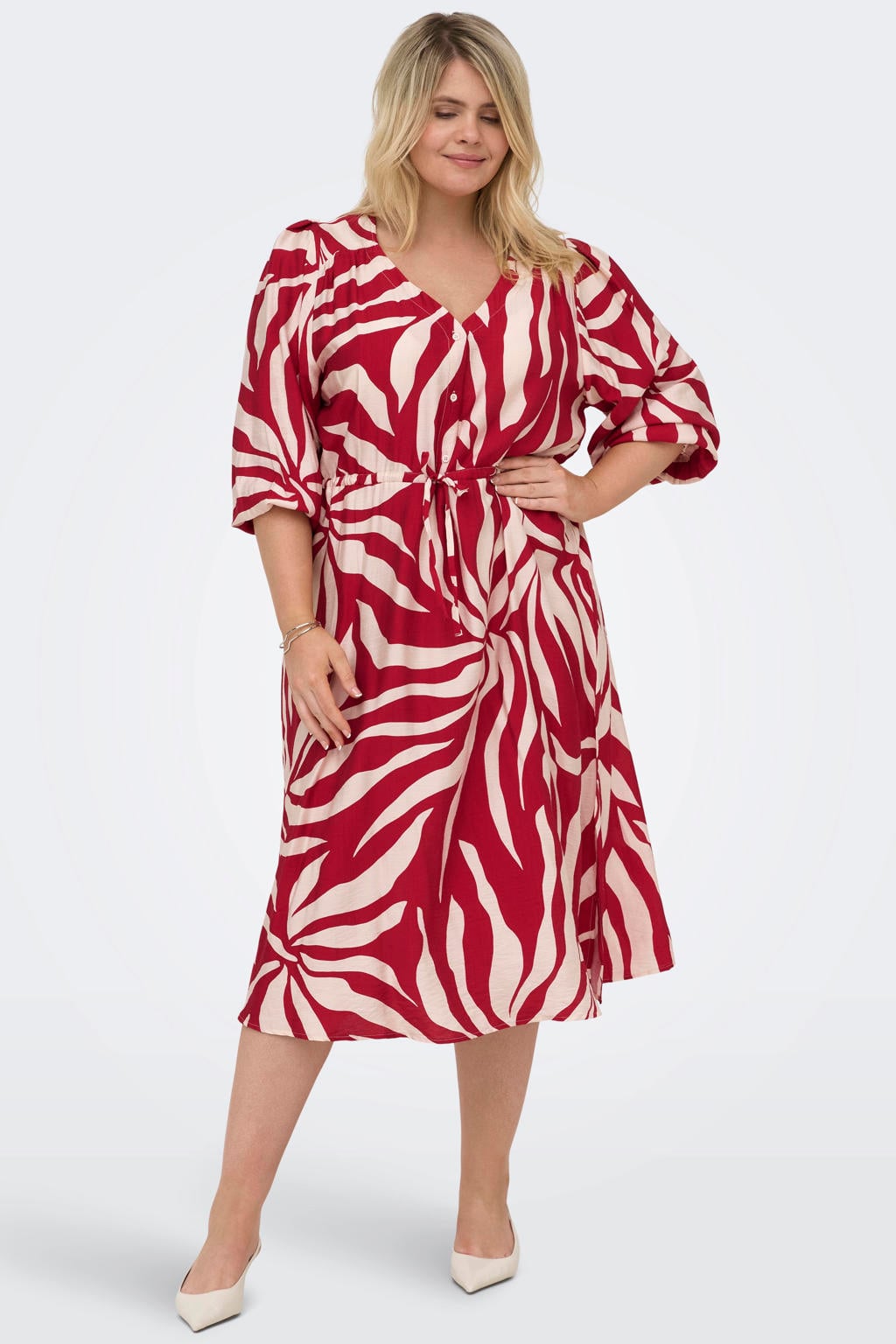Rode dames ONLY CARMAKOMA gebloemde mini jurk van viscose met driekwart mouwen, V-hals en knoopsluiting