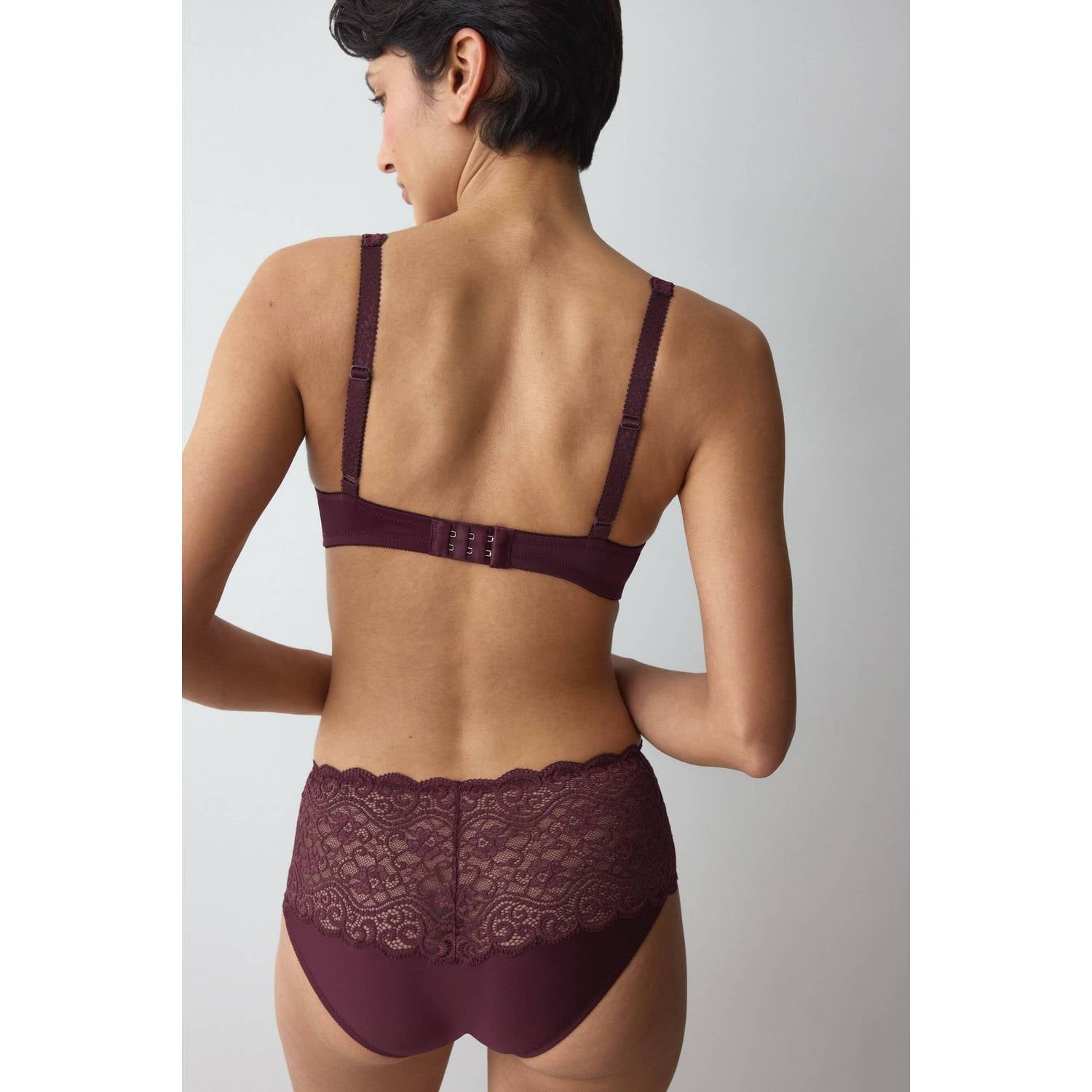 Triumph Amourette voorgevormde kanten beugel-bh aubergine