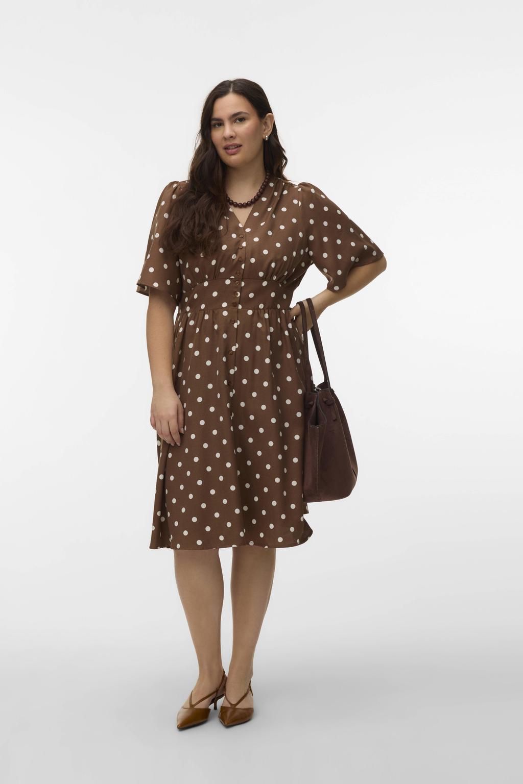 Bruine dames VERO MODA CURVE midi jurk van polyester met stippenprint, korte mouwen, V-hals, knoopsluiting en geweven detail