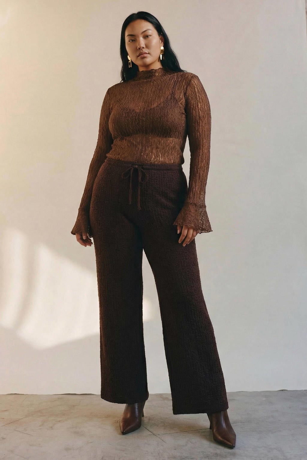 Donkerblauwe dames VERO MODA CURVE top van polyamide met effen, lange mouwen, ronde hals en kant