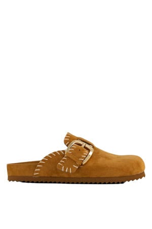 suède clogs met siergesp cognac