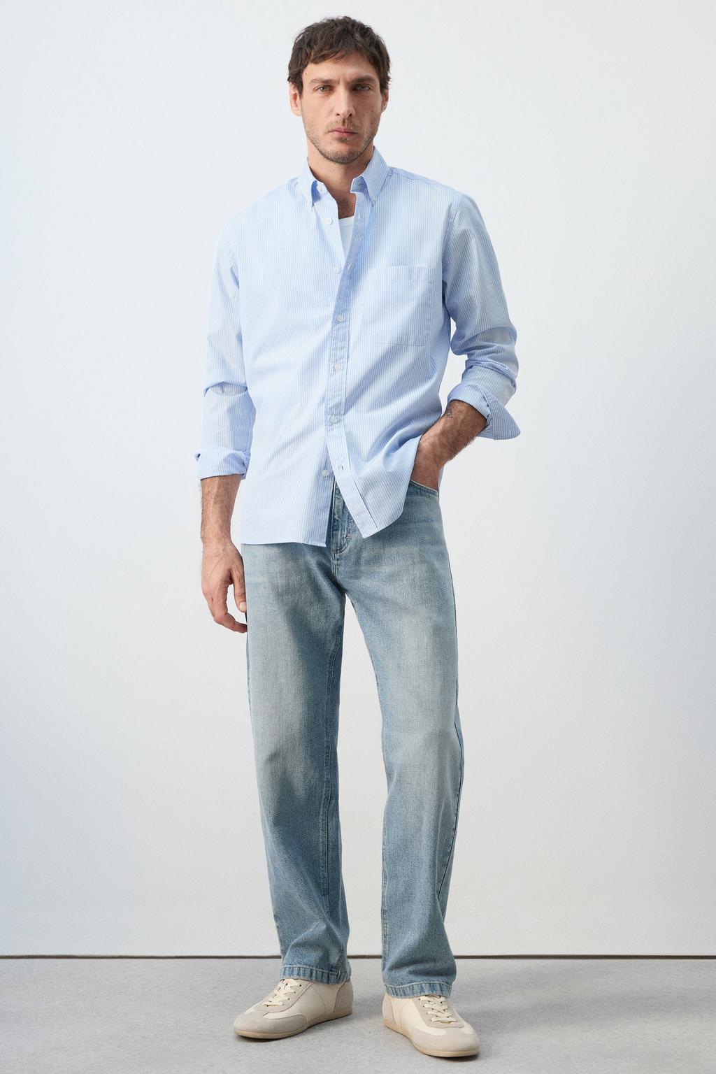Lichtblauwe heren Mango Man regular gestreepte casual overhemd van katoen met lange mouwen, klassieke kraag en knoopsluiting