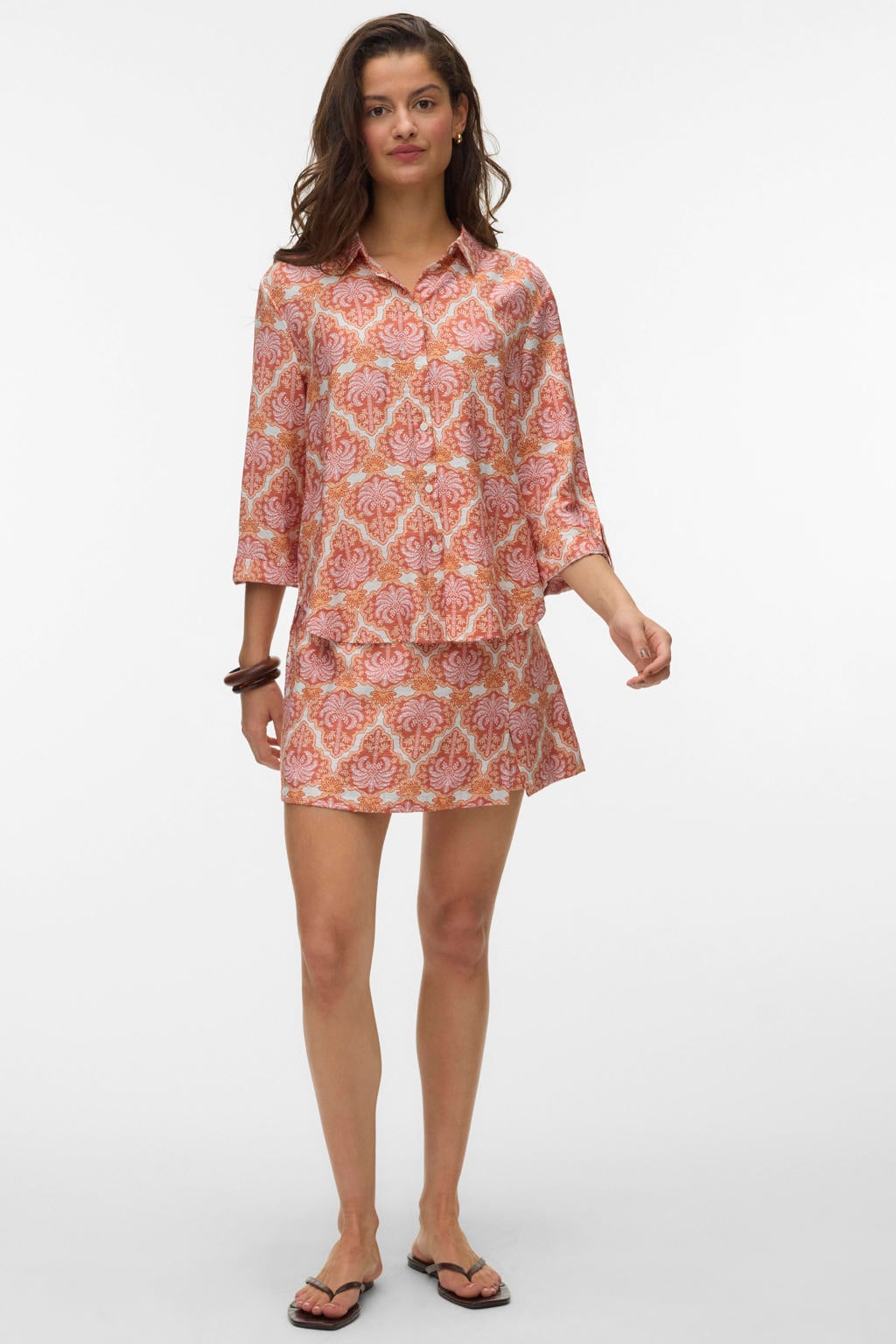 Oranje, geel en witte dames VERO MODA blouse van viscose met driekwart mouwen, klassieke kraag en knoopsluiting