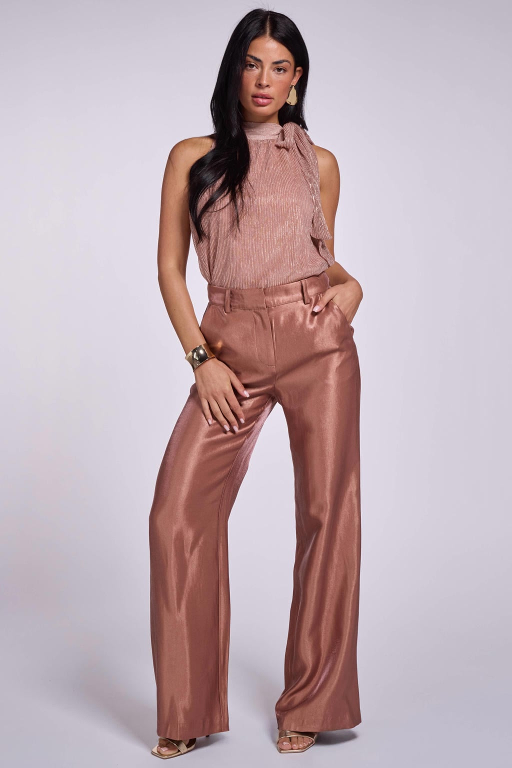 Koperkleurige dames Freebird top van metaal met effen, choker hals en strikje