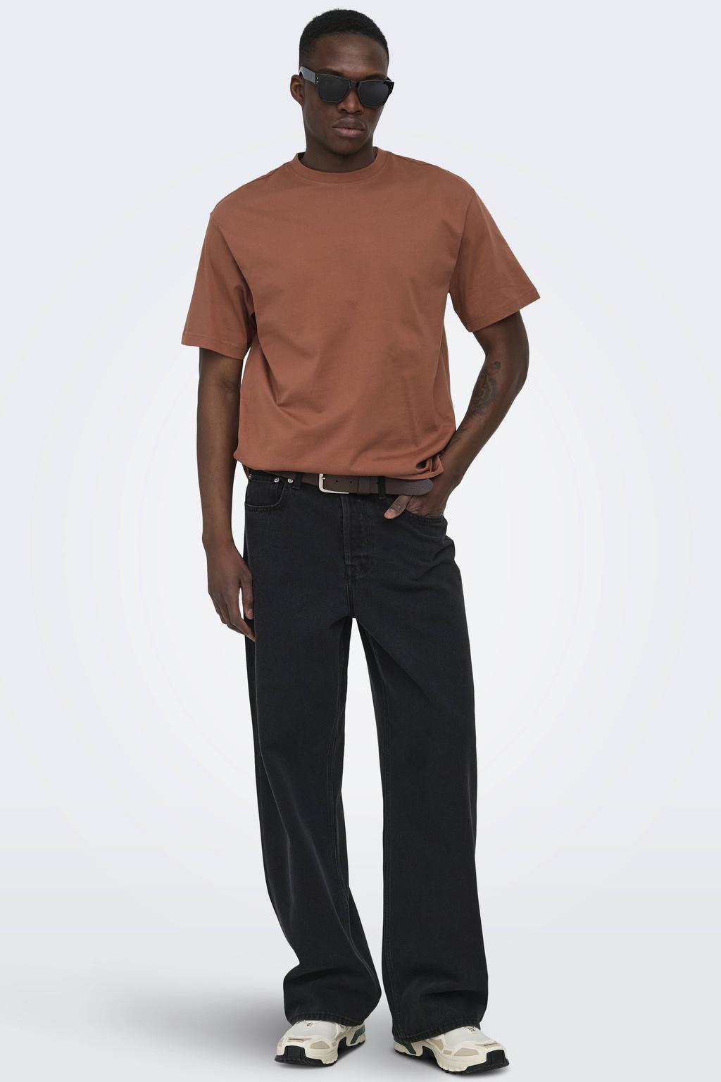 Roodbruine heren ONLY & SONS relaxed T-shirt bruin van katoen met effen, korte mouwen en ronde hals