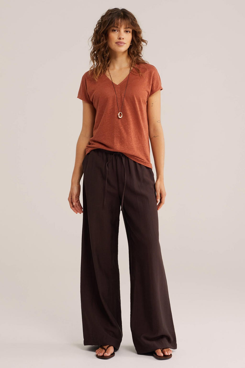 Terracottakleurige dames WE Fashion T-shirt van linnen met effen, korte mouwen en V-hals