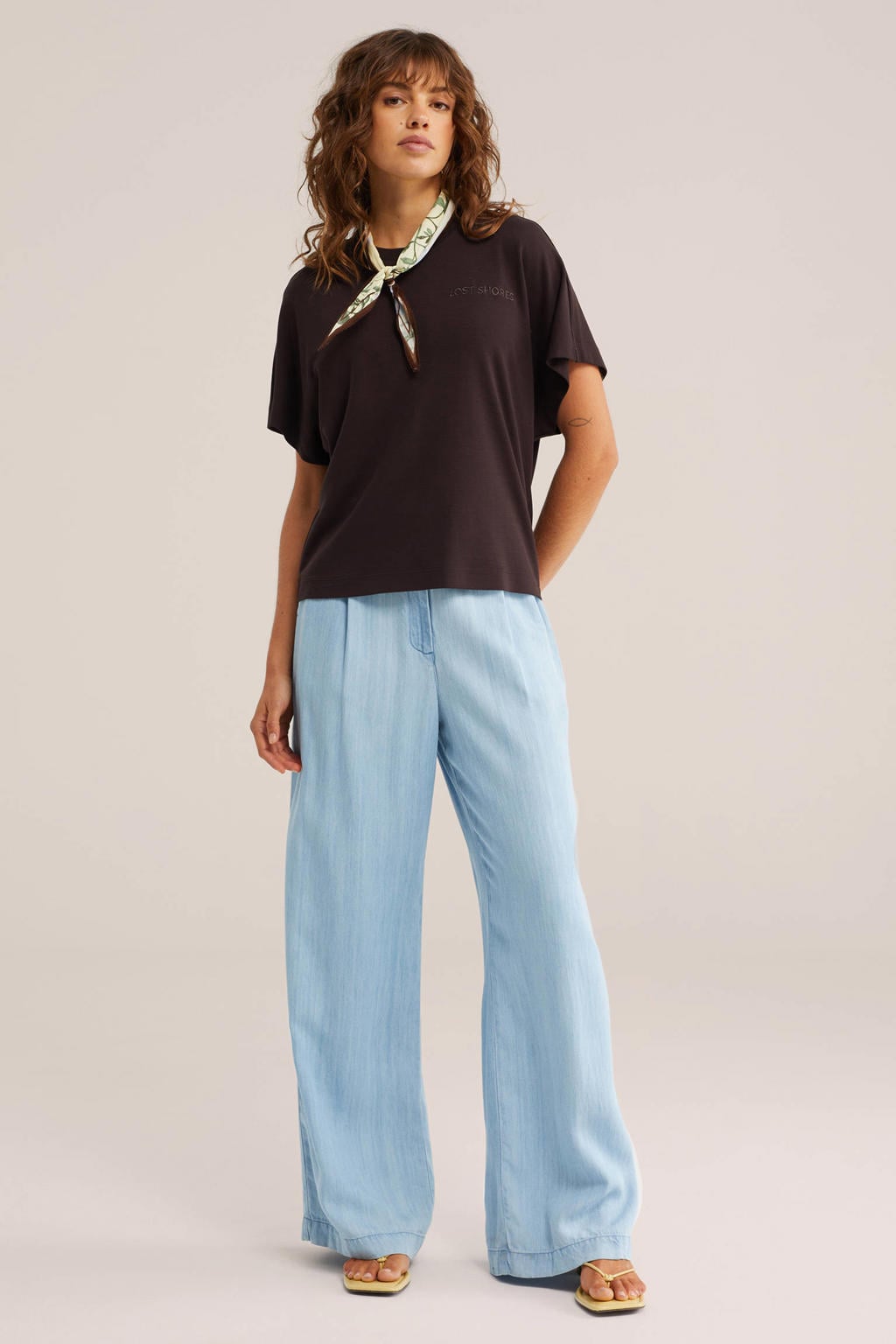 Bruine dames WE Fashion T-shirt van viscose met effen, korte mouwen en ronde hals