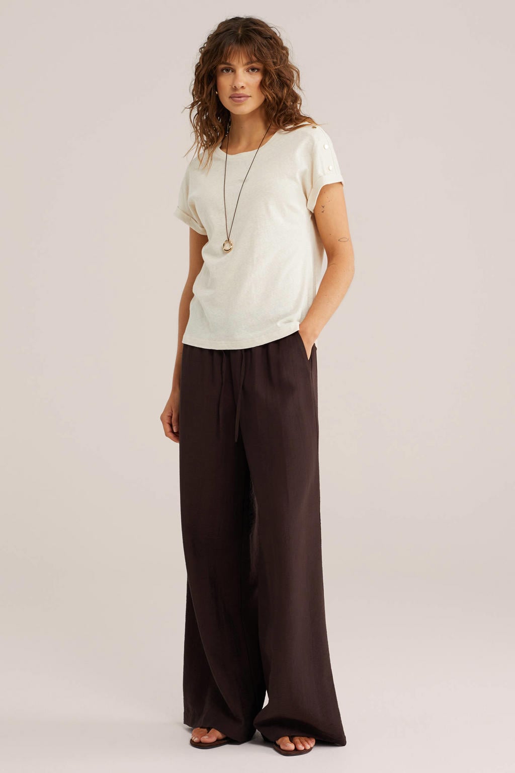 Ecru dames WE Fashion T-shirt van linnen met effen, korte mouwen, ronde hals en studs