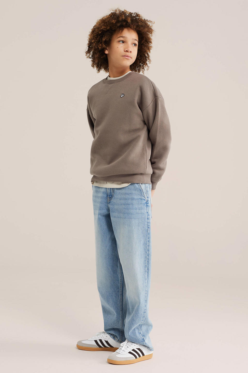 Taupe jongens WE Fashion sweater met effen, lange mouwen, ronde hals en geribde boorden
