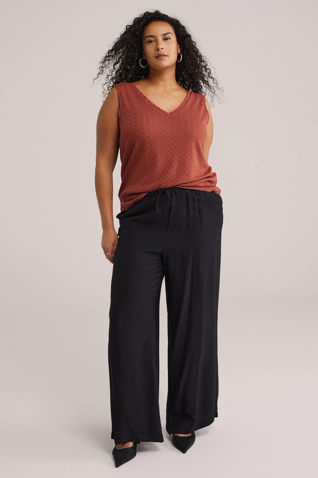 Roodbruine dames WE Fashion Curve top bruin van polyester met effen en V-hals