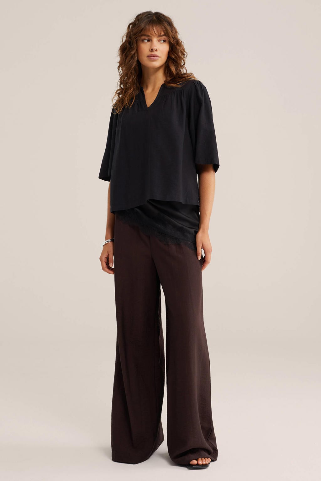 Zwarte dames WE Fashion top van viscose met effen, korte mouwen en V-hals