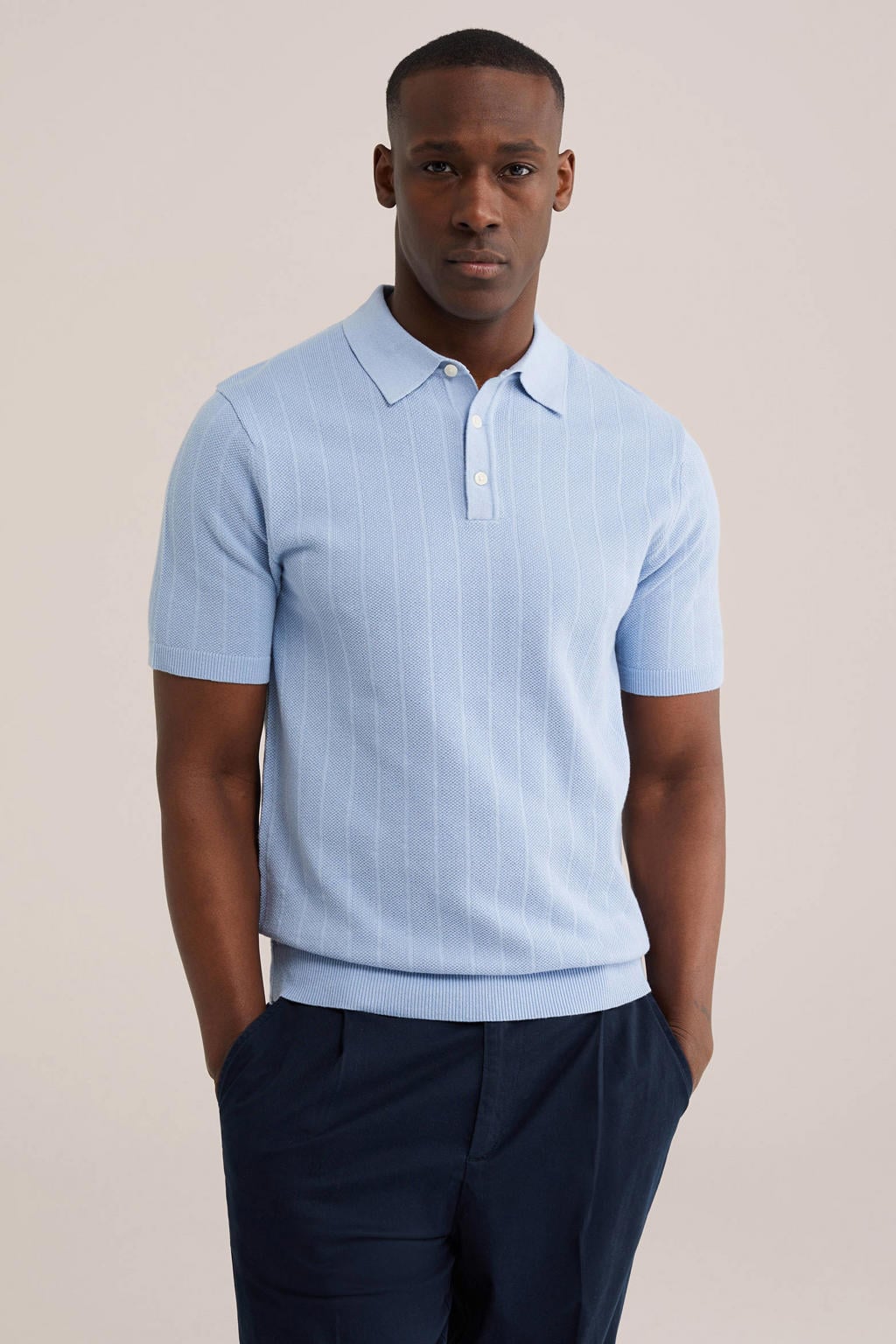 Blauwe heren WE Fashion regular gestreepte polo fijn gebreid van katoen met korte mouwen en knoopsluiting