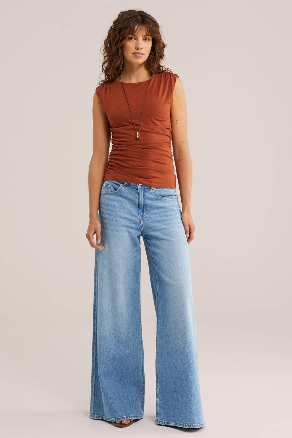 Terracottakleurige dames WE Fashion top met effen en boothals