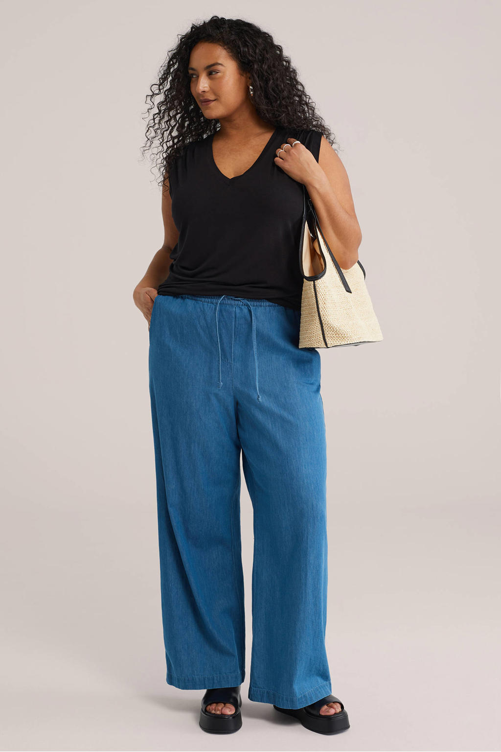 Zwarte dames WE Fashion Curve top van viscose met effen en V-hals