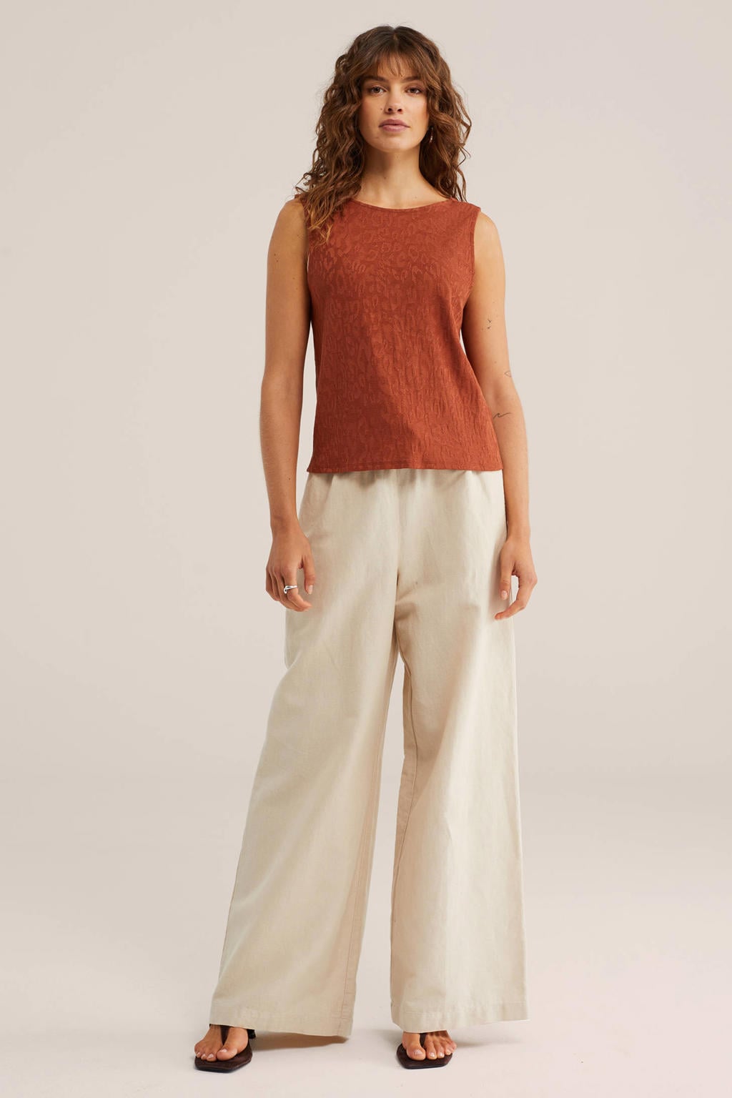 Roodbruine dames WE Fashion top bruin met ronde hals