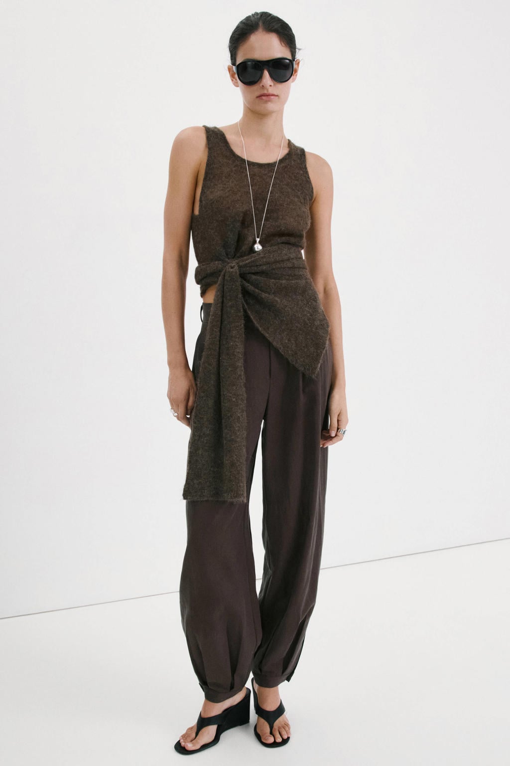 Donkerblauwe dames Mango barrel regular waist broek van lyocell met rits- en haaksluiting en effen