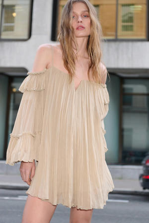off shoulder jurk beige