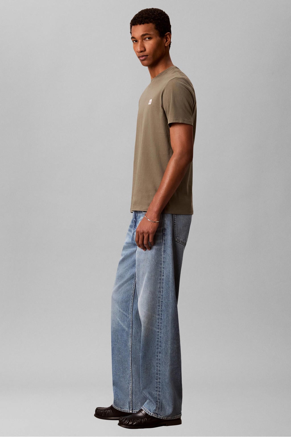 Olijfgroene heren CALVIN KLEIN JEANS regular T-shirt van katoen met effen, korte mouwen en ronde hals