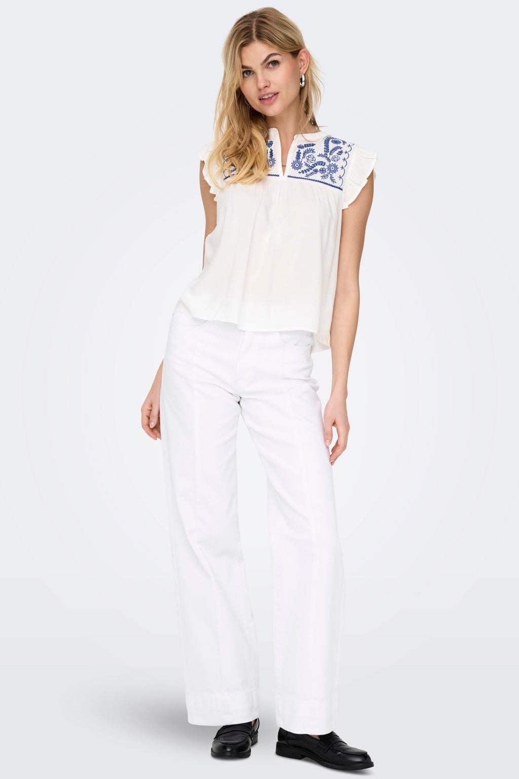Ecru en blauwe dames ONLY top van viscose met effen, korte mouwen, boothals en borduursels