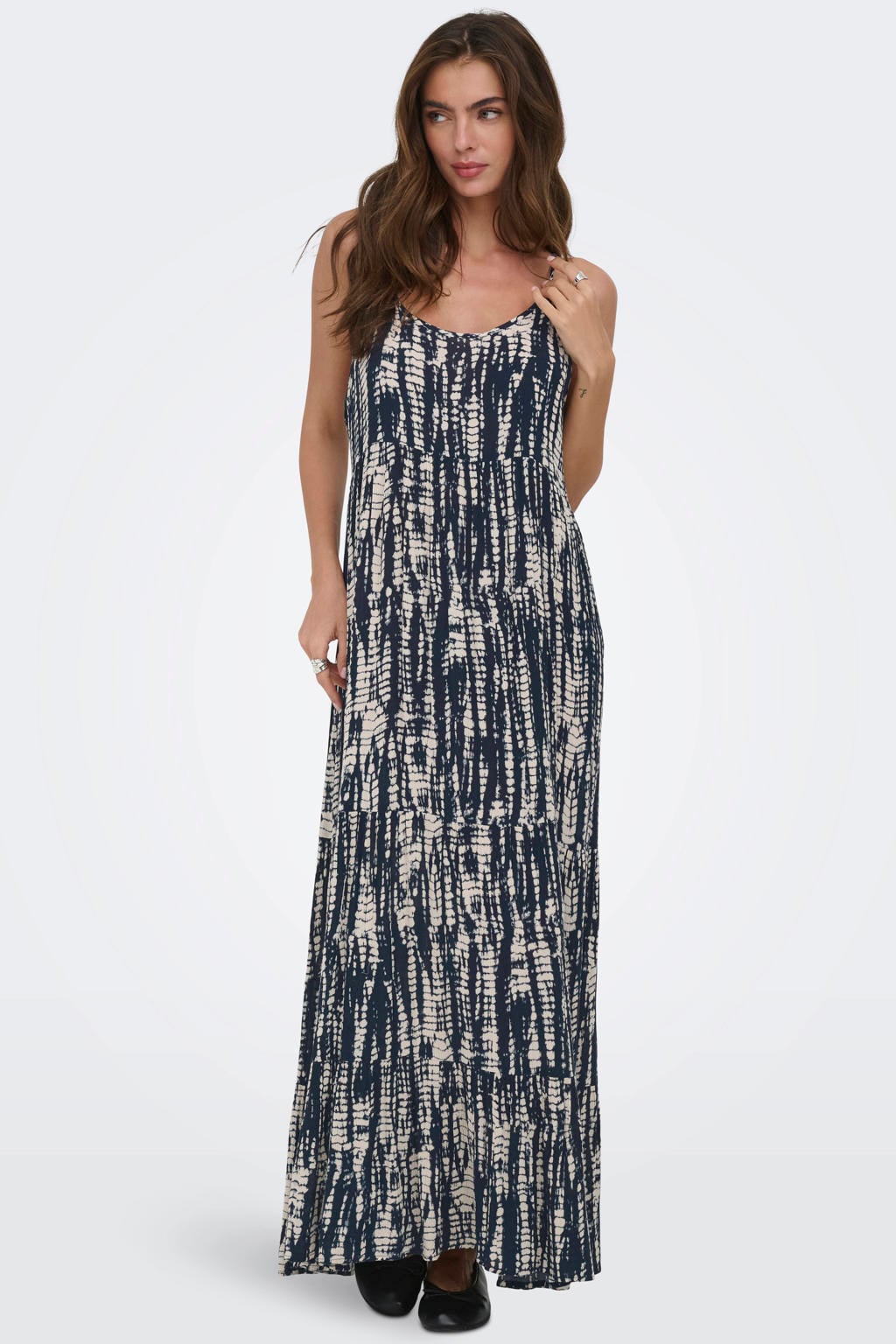 Donkerblauw en ecru dames ONLY maxi jurk van viscose met paisley print, spaghettibandjes, ronde hals en geweven detail