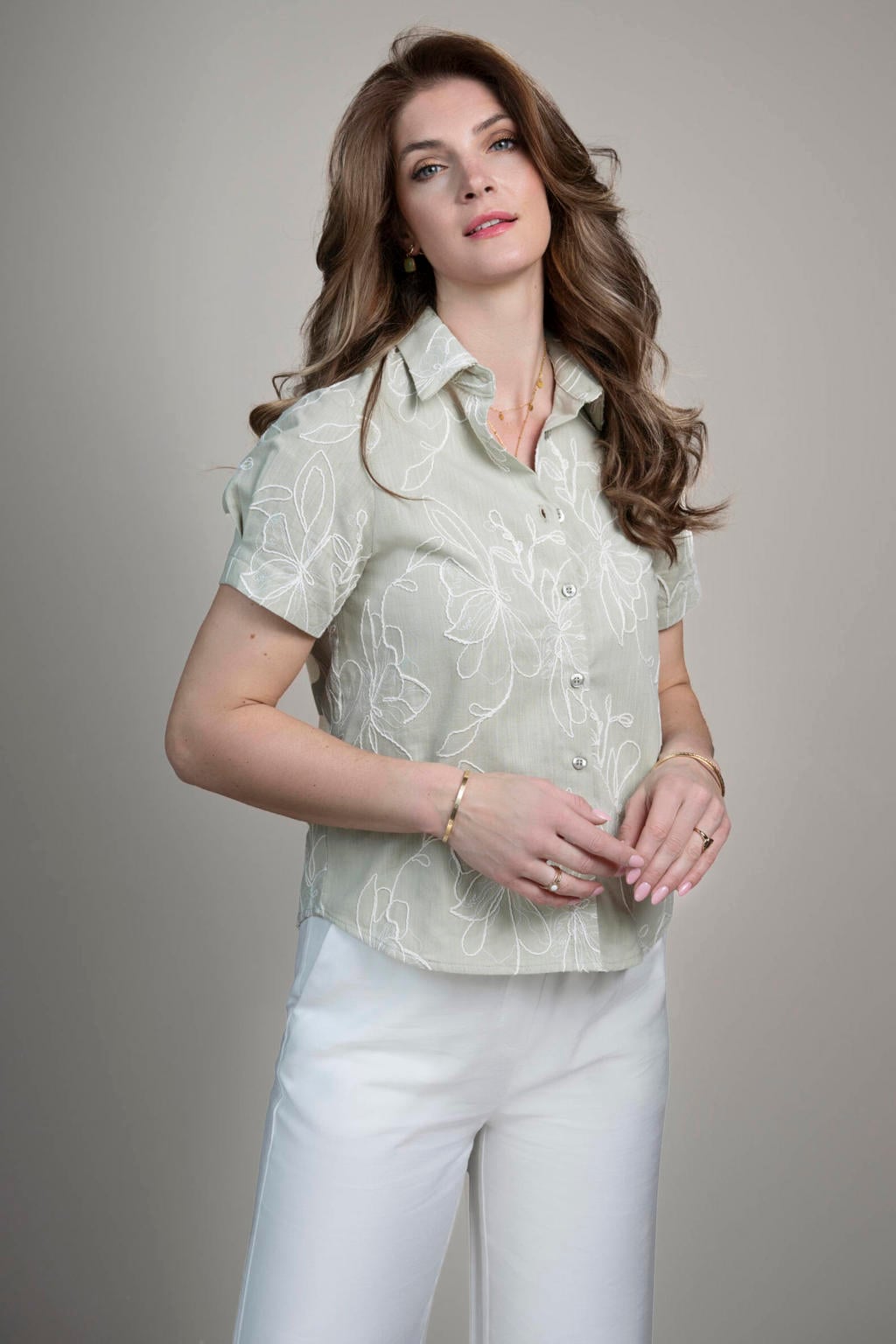 Lichtgroene dames Elvira Collections gebloemde blouse van katoen met korte mouwen, klassieke kraag, knoopsluiting en borduursels