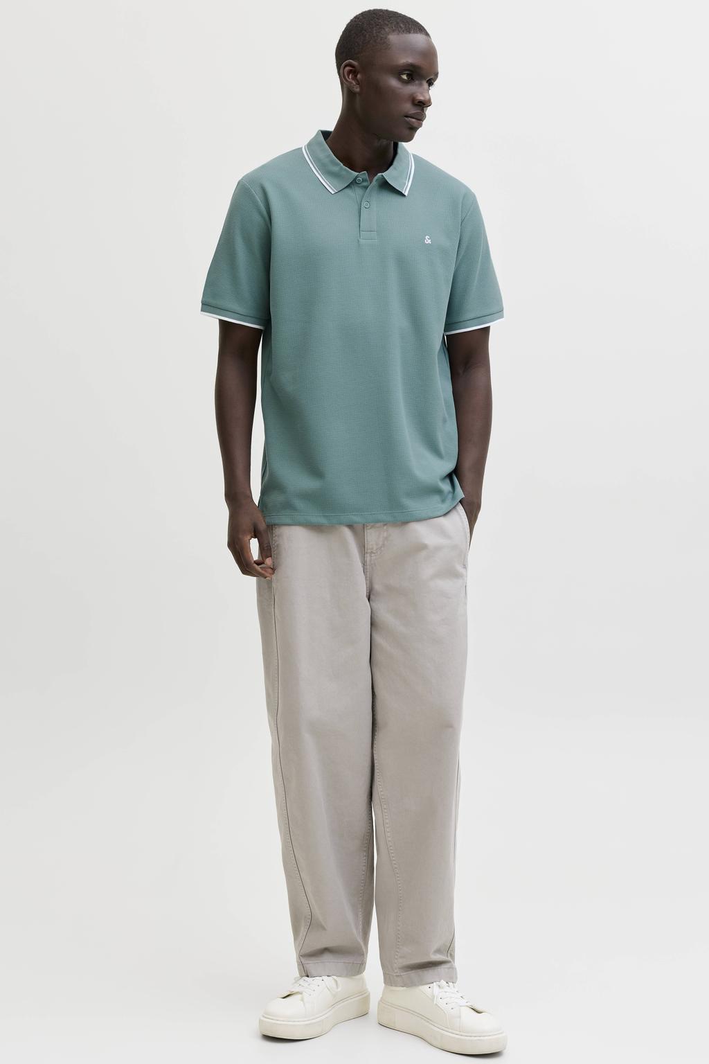Turquoise heren JACK & JONES ESSENTIALS regular polo met effen, korte mouwen, knoopsluiting en borduursels