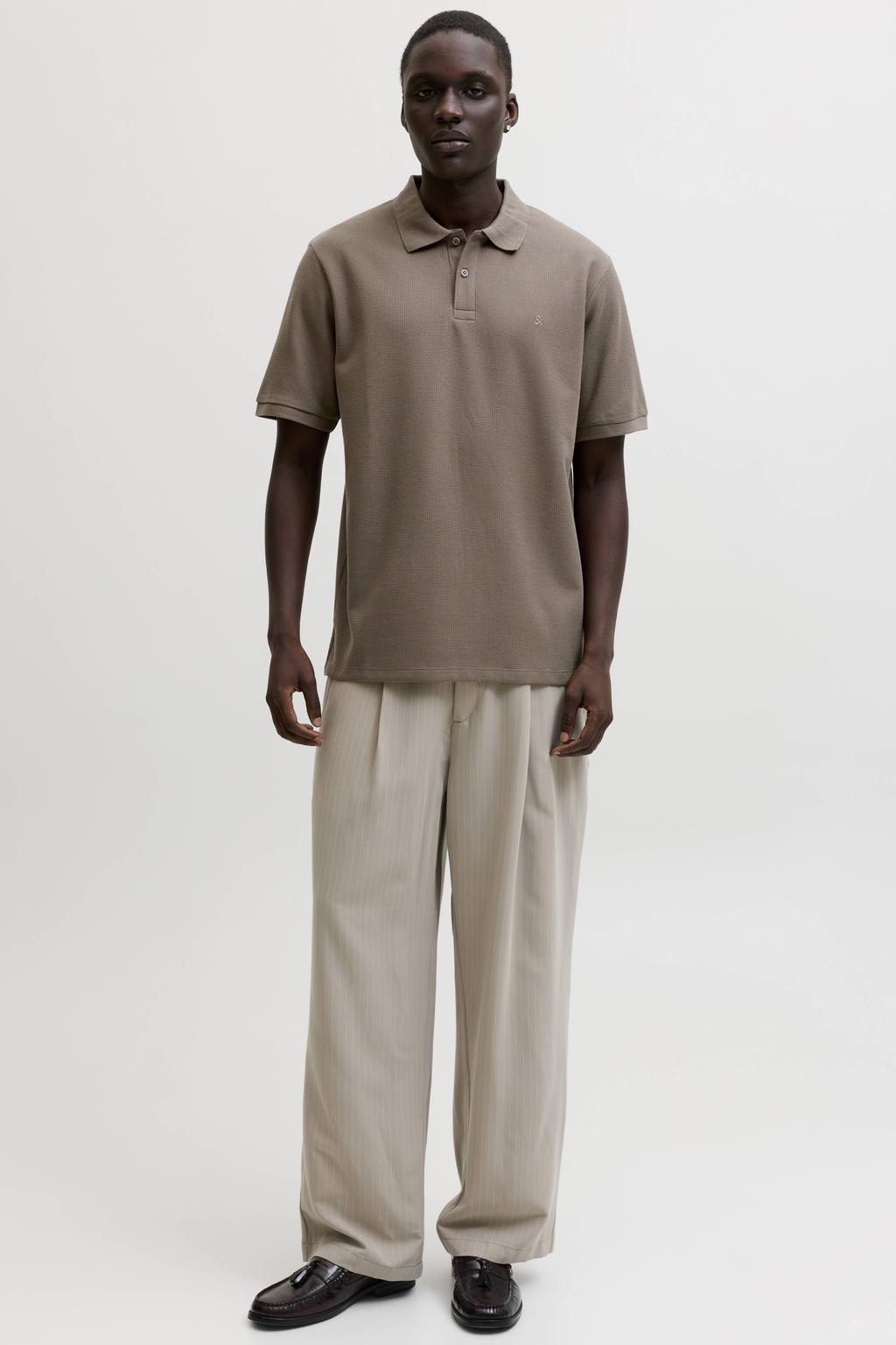 Bruine heren JACK & JONES ESSENTIALS regular polo met effen, korte mouwen, knoopsluiting en borduursels