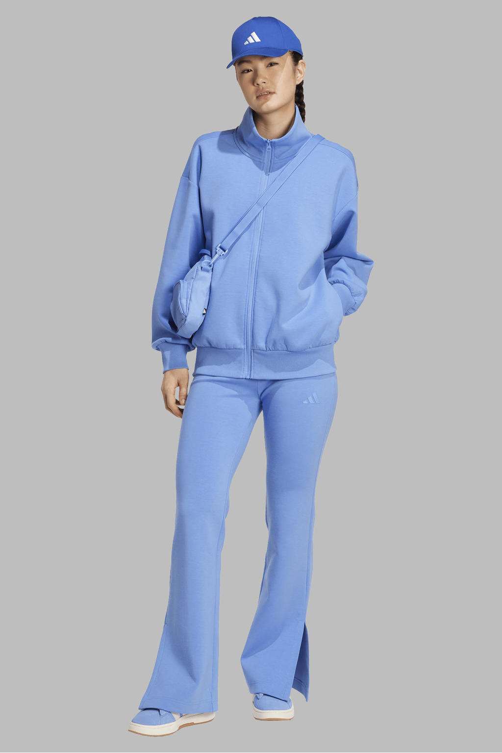Blauwe dames adidas Sportswear flared broek van polyester met regular waist, elastische tailleband en effen