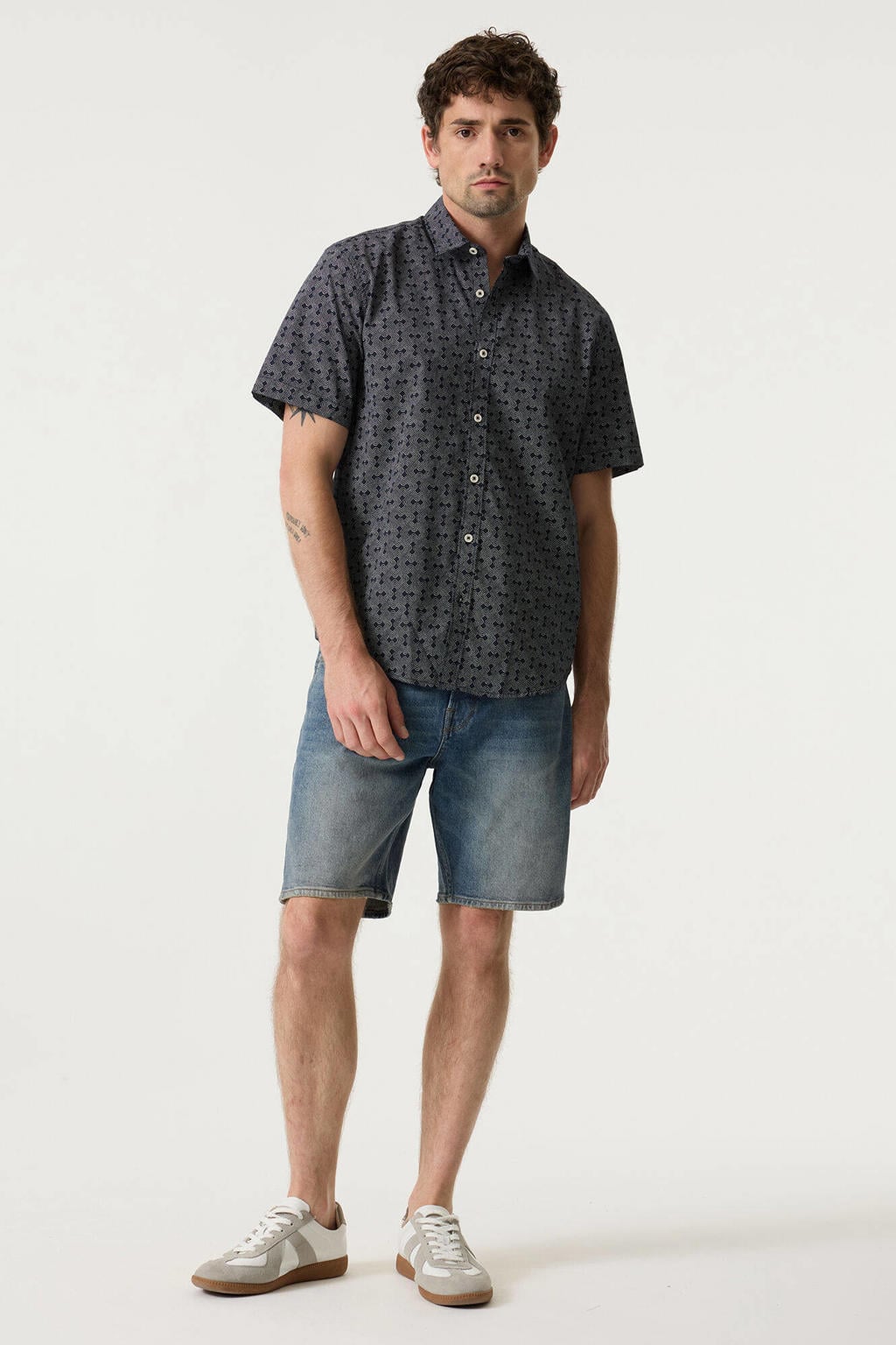 Donkerblauwe heren Garcia relaxed casual overhemd van linnen met korte mouwen, klassieke kraag en knoopsluiting