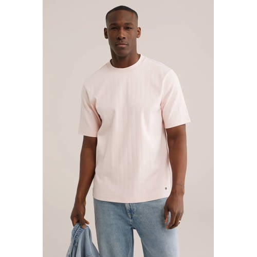 WE Fashion relaxed gestreepte T-shirt lichtroze afbeelding