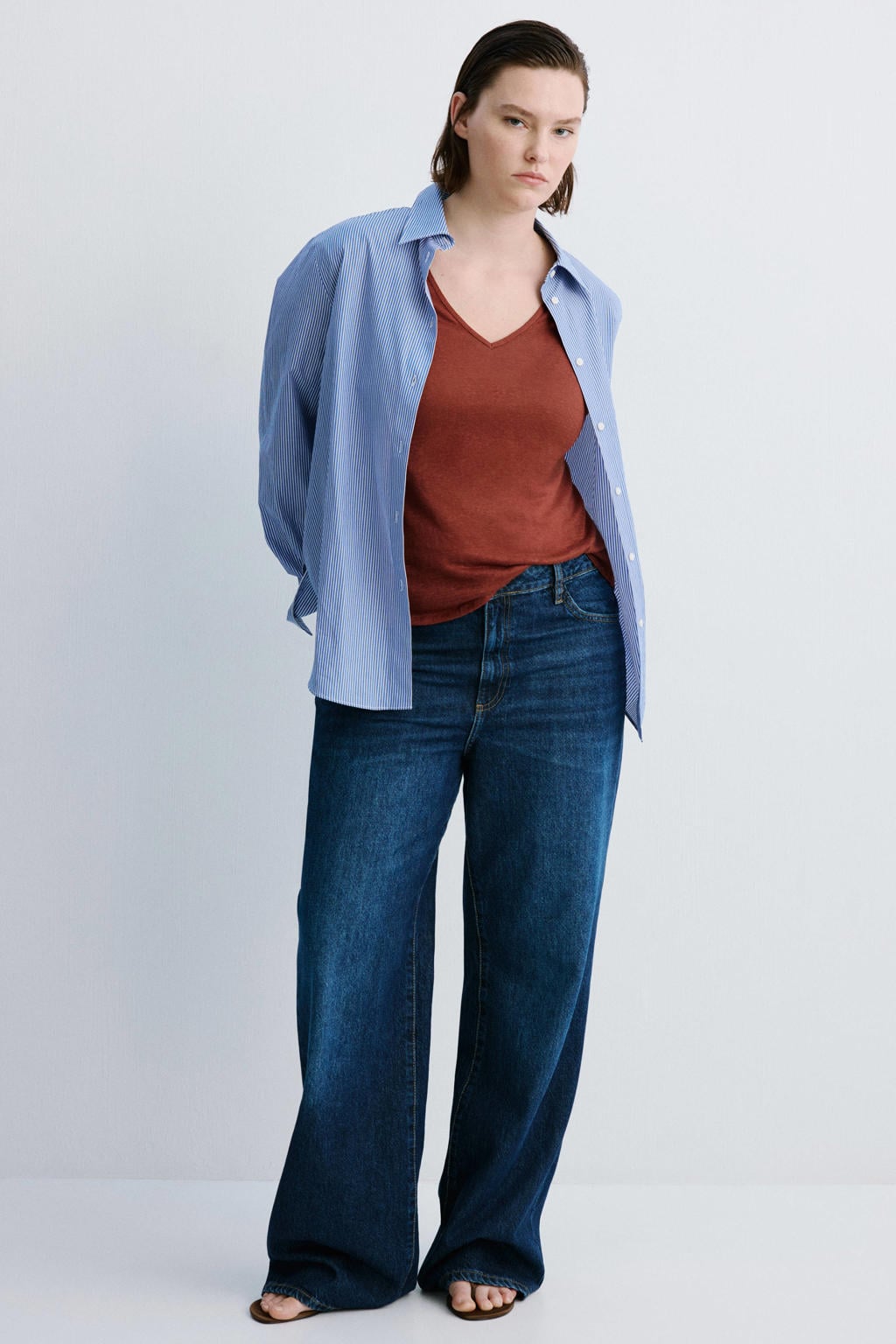 Koperkleurige dames Mango T-shirt van linnen met effen, korte mouwen en V-hals