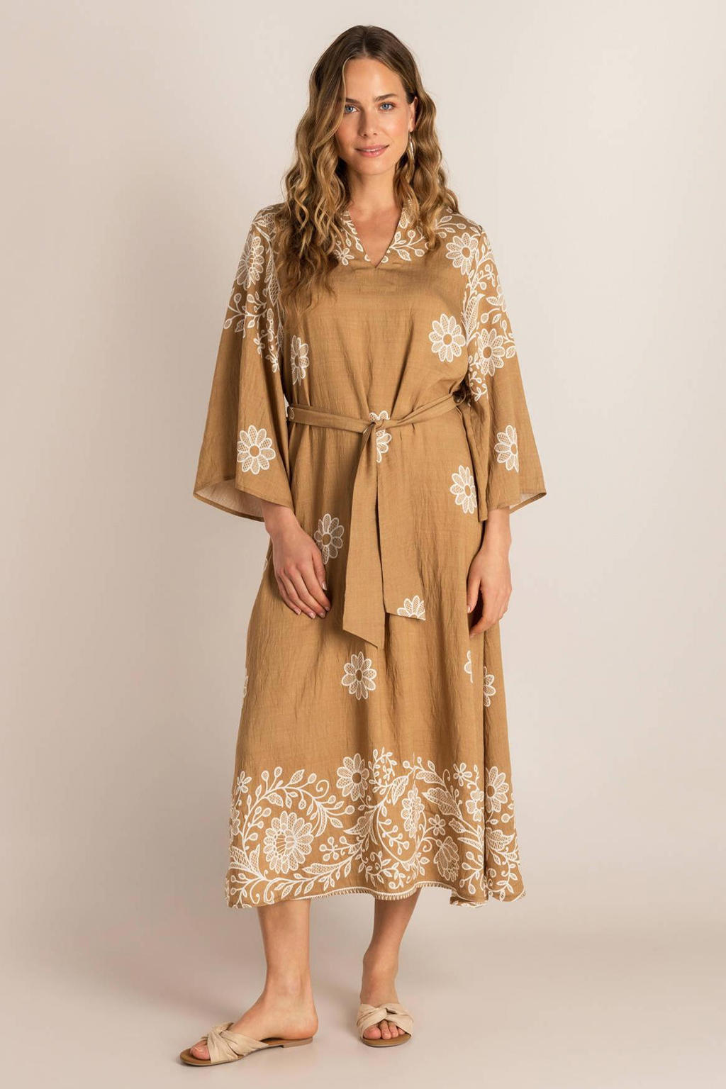 Camel en witte dames Ivy Beau maxi jurk broderie van viscose met driekwart mouwen en V-hals