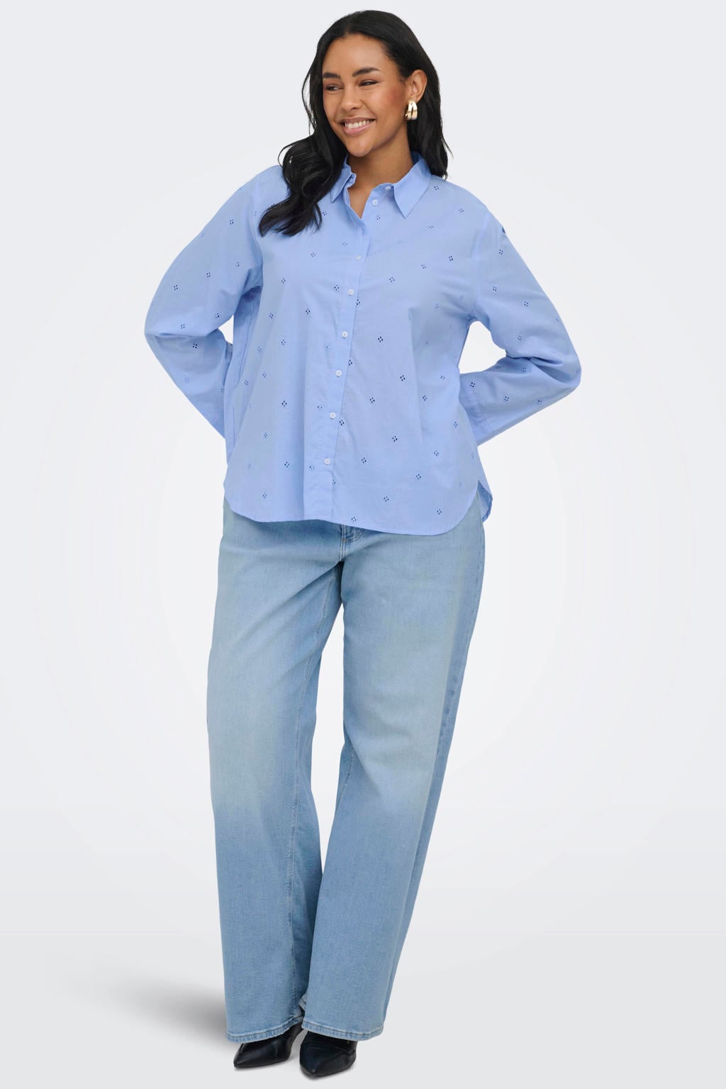 Lichtblauwe dames ONLY CARMAKOMA blouse van katoen met effen, lange mouwen, klassieke kraag, knoopsluiting en broderie