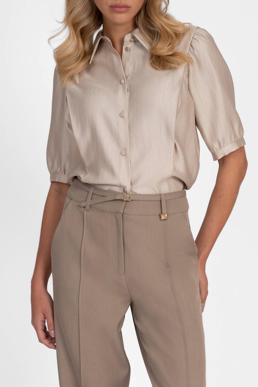 Zandkleurige dames NIKKIE satijnen blouse van viscose met effen, half lange mouwen, klassieke kraag, knoopsluiting en plooien