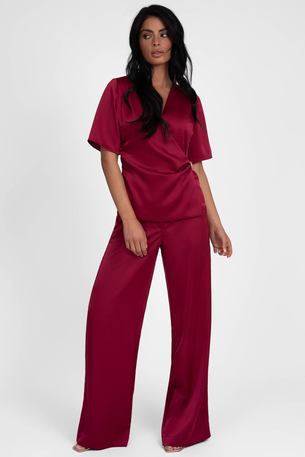 Donkerrode dames NIKKIE satijnen wide leg broek met high waist, rits, haak- en knoopsluiting en effen