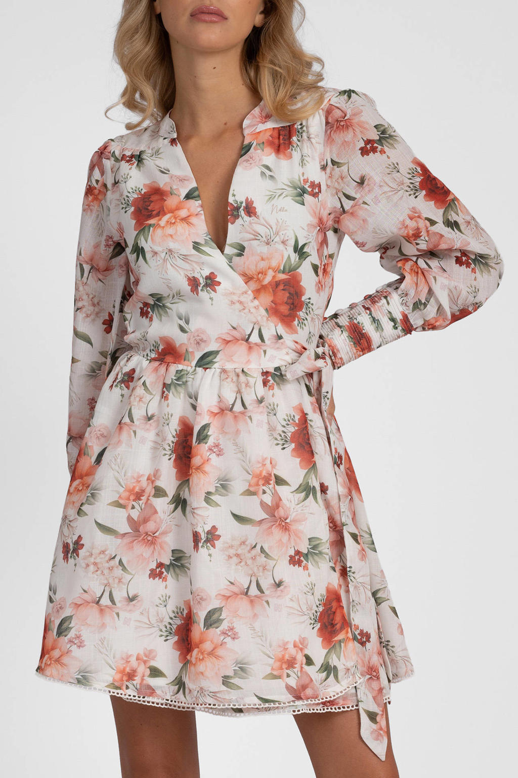Ecru, roze en koraalrode dames NIKKIE gebloemde wikkel- overslagjurk van polyester met lange mouwen en striksluiting