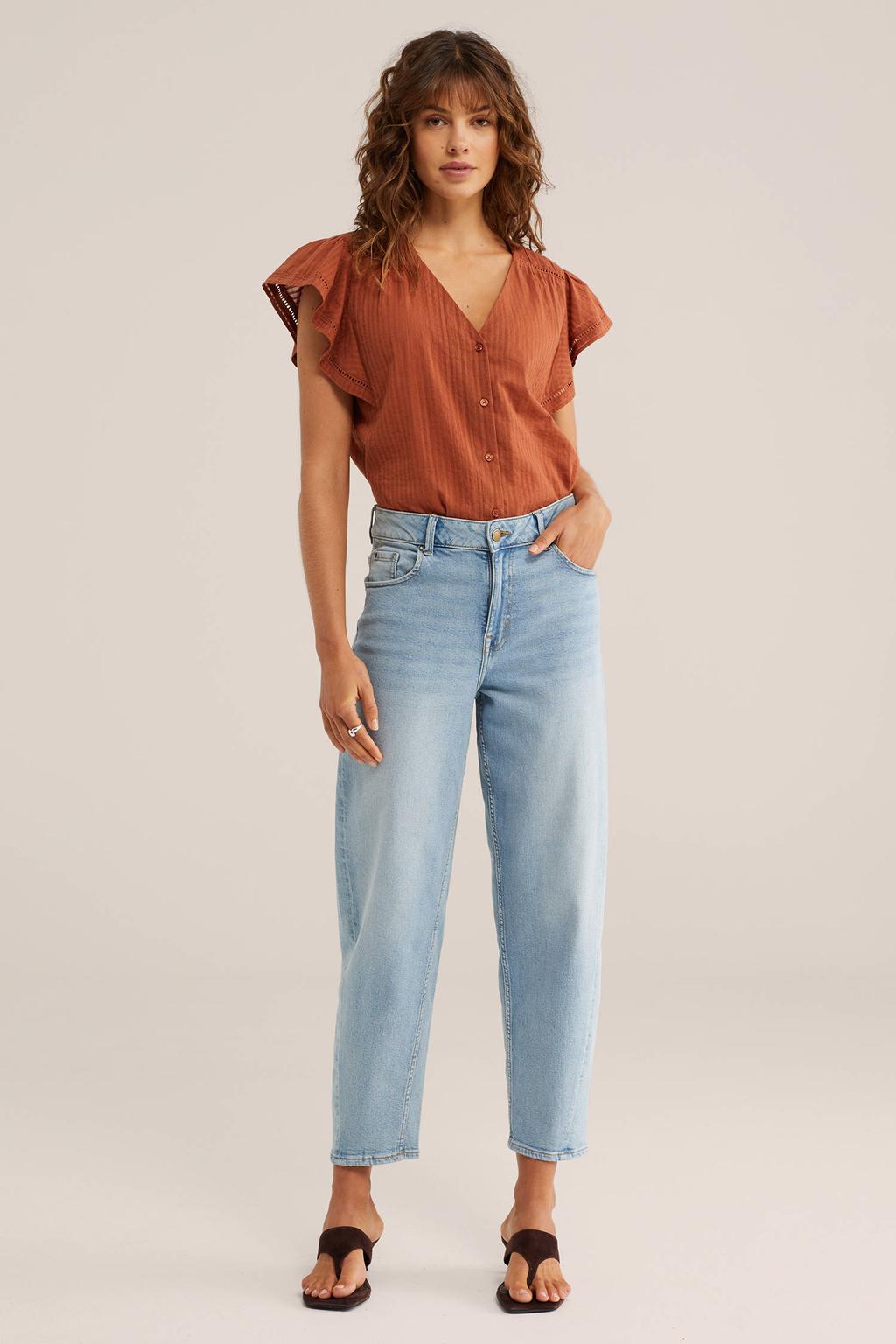 Terracottakleurige dames WE Fashion blouse van katoen met effen, V-hals, knoopsluiting en broderie