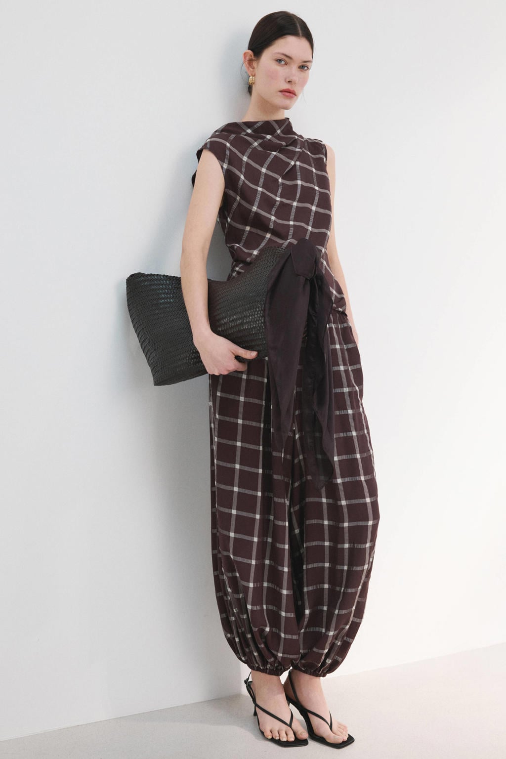 Donkerblauwe dames Mango barrel balloon geruite broek van viscose met regular waist en elastische tailleband met koord