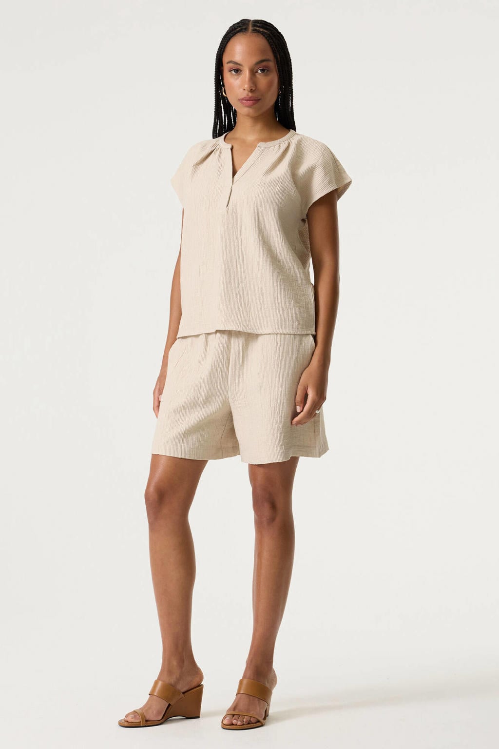 Zandkleurige dames Garcia top van viscose met effen, korte mouwen, V-hals en textuur